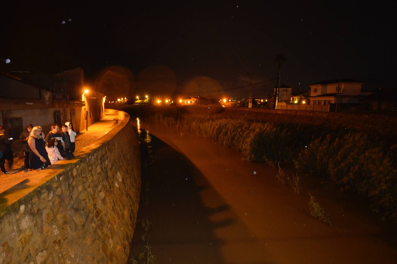 Una familia acude a un pabellón instalado para auxiliar a los afectados.