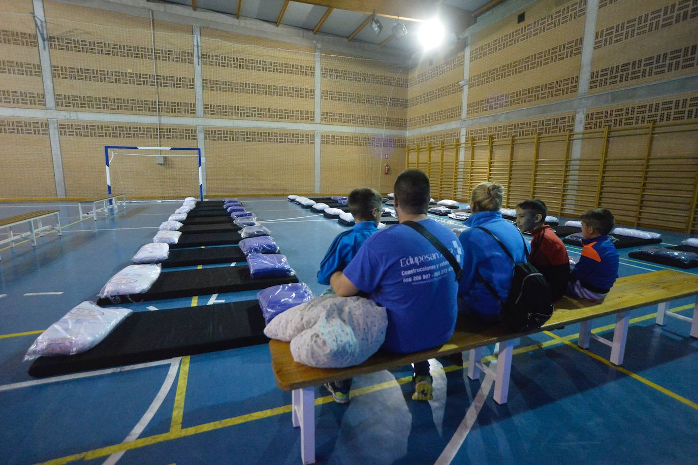 Una familia acude a un pabellón instalado para auxiliar a los afectados.