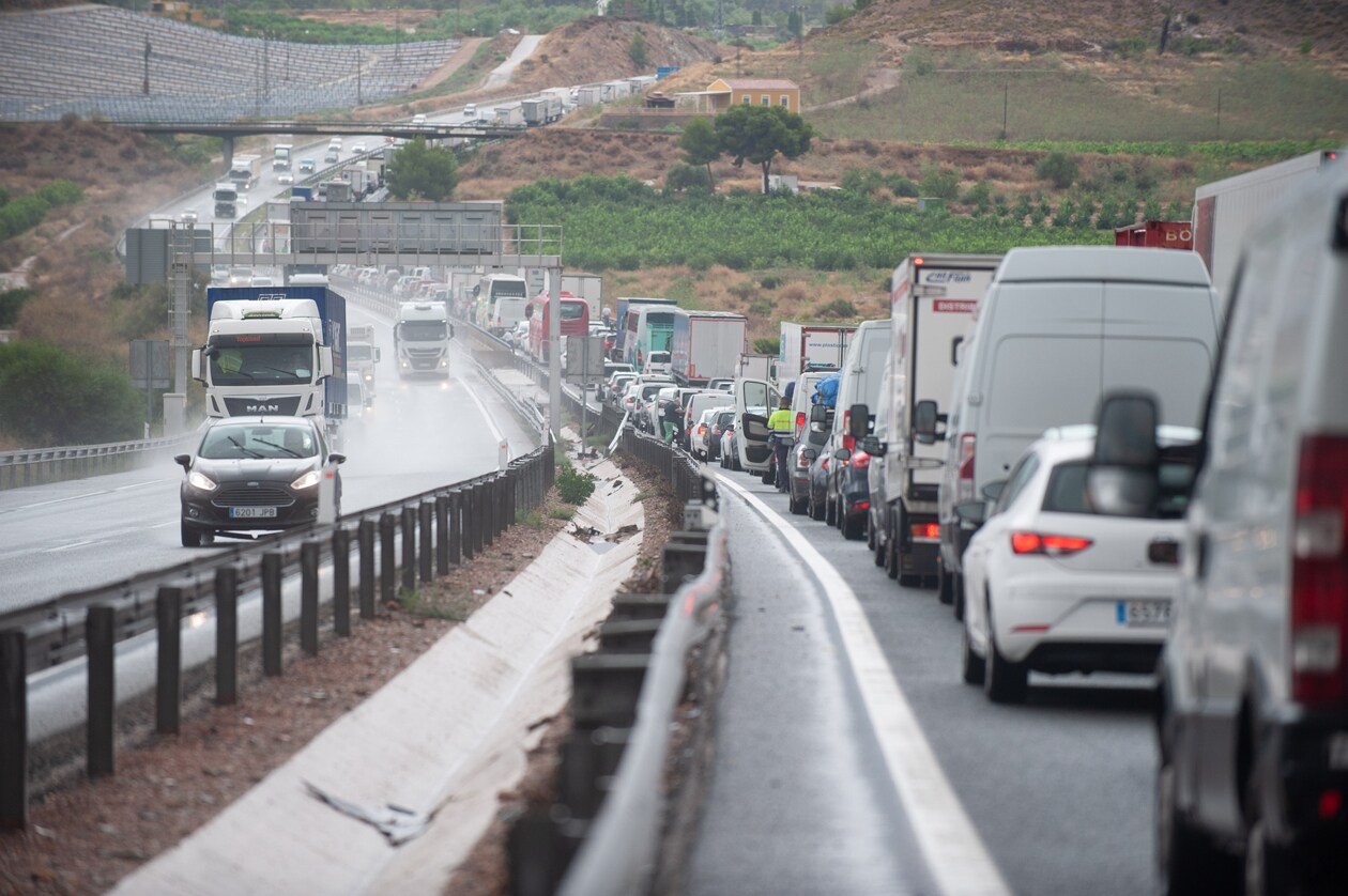 Autovía A-7 cortada a la altura de Santomera en dirección a Alicante. 