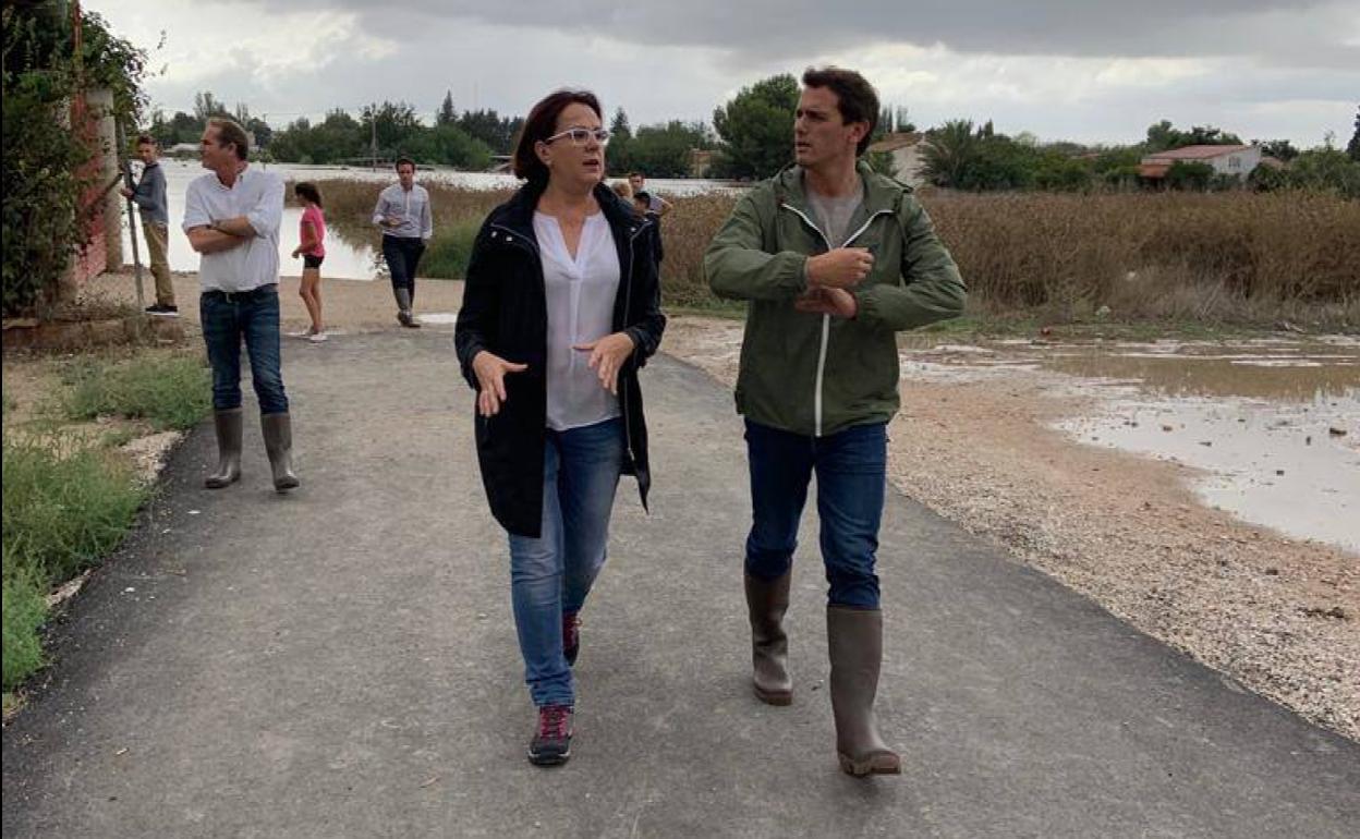 Isabel Franco y Albert Rivera, este viernes, en el barrio Santa Rita de Molina.