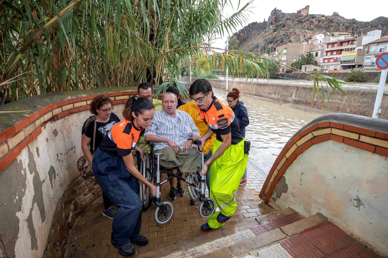 Un hombre es evacuado en la localidad murciana de Blanca.