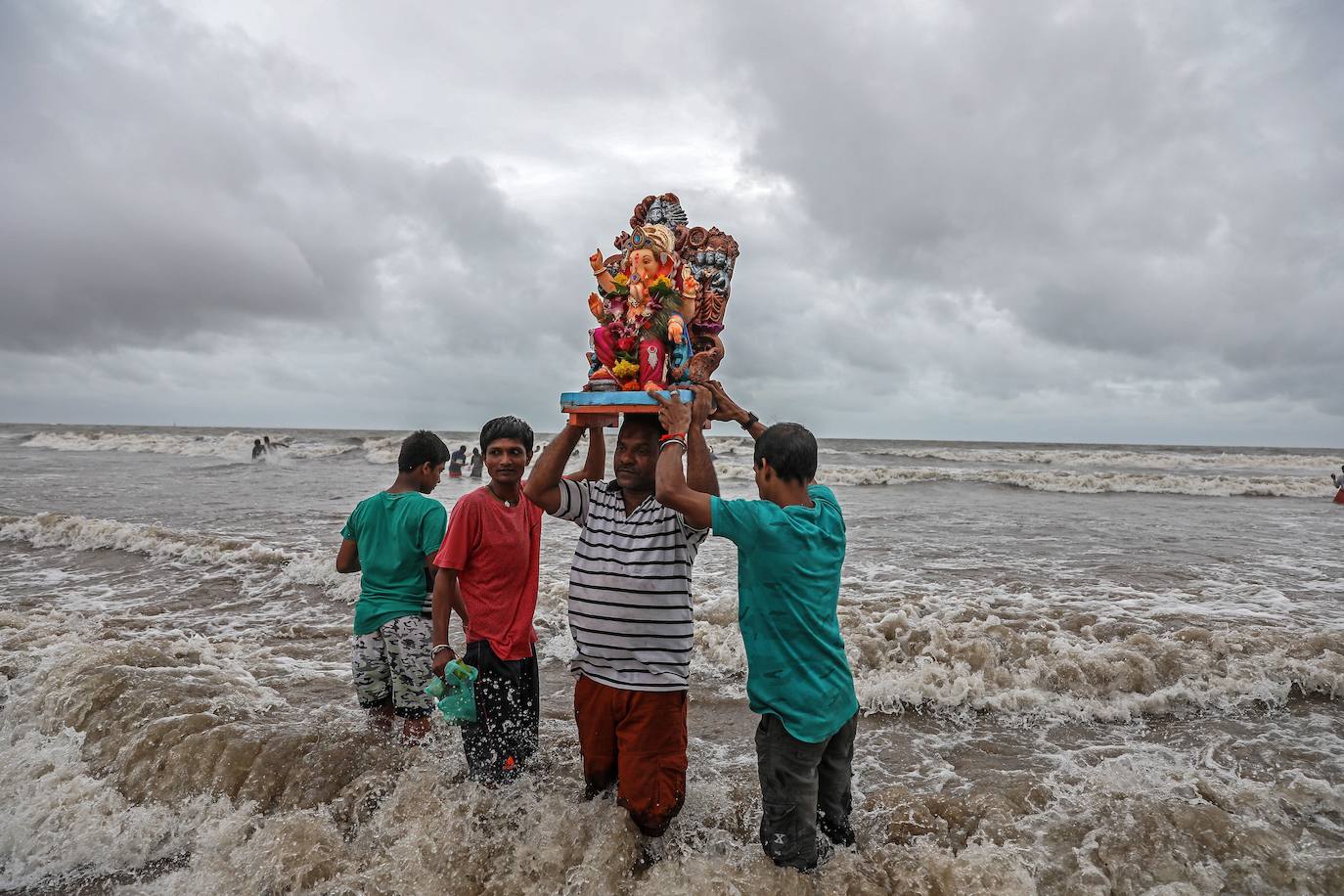 Indios devotos emergen en el mar Arábigo al dios con cabeza de elefante Ganesha durante la celebración del festival Ganesh Chaturthi, en Bombay (India). Esta celebración tiene lugar el cuarto día de la primera quincena del mes hindú Bhaadrapa, una jornada que coincide con el aniversario del nacimiento de Ganesha, hijo de Shiva y Parvati.