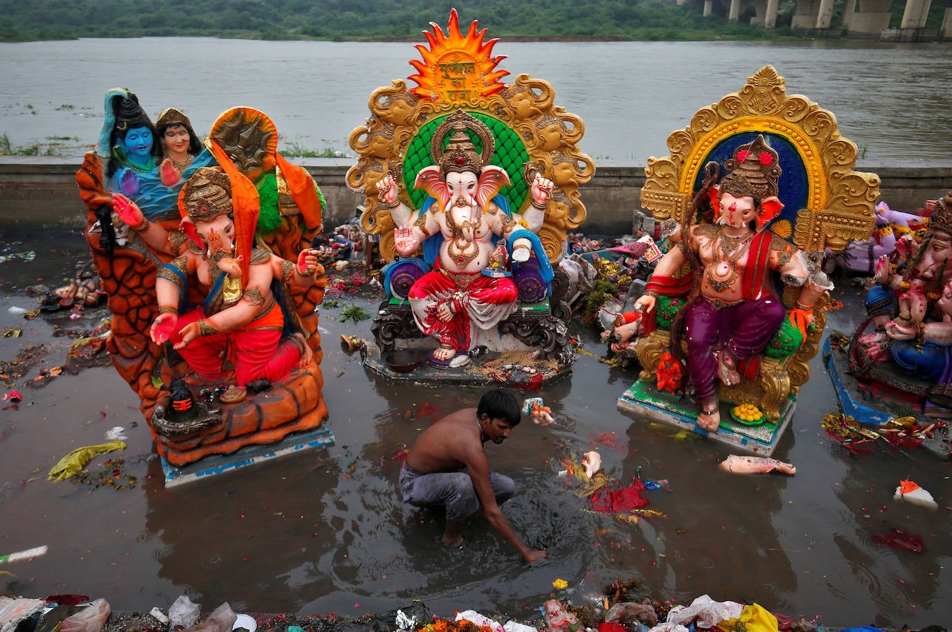 Indios devotos emergen en el mar Arábigo al dios con cabeza de elefante Ganesha durante la celebración del festival Ganesh Chaturthi, en Bombay (India). Esta celebración tiene lugar el cuarto día de la primera quincena del mes hindú Bhaadrapa, una jornada que coincide con el aniversario del nacimiento de Ganesha, hijo de Shiva y Parvati.