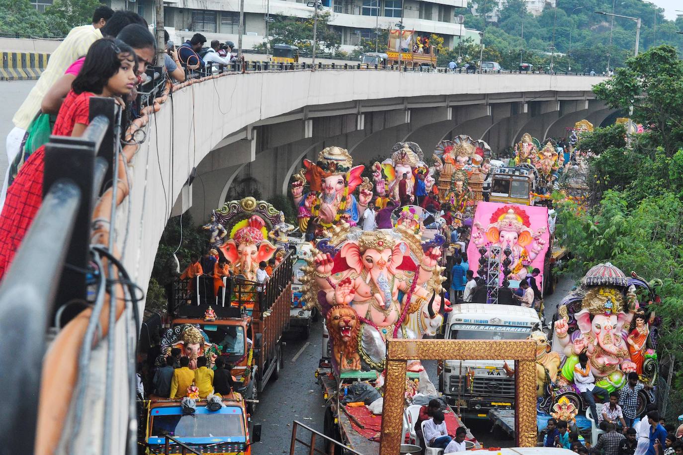 Indios devotos emergen en el mar Arábigo al dios con cabeza de elefante Ganesha durante la celebración del festival Ganesh Chaturthi, en Bombay (India). Esta celebración tiene lugar el cuarto día de la primera quincena del mes hindú Bhaadrapa, una jornada que coincide con el aniversario del nacimiento de Ganesha, hijo de Shiva y Parvati.