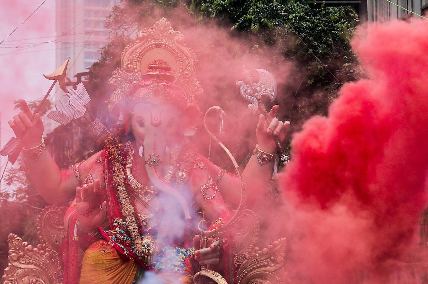 Indios devotos emergen en el mar Arábigo al dios con cabeza de elefante Ganesha durante la celebración del festival Ganesh Chaturthi, en Bombay (India). Esta celebración tiene lugar el cuarto día de la primera quincena del mes hindú Bhaadrapa, una jornada que coincide con el aniversario del nacimiento de Ganesha, hijo de Shiva y Parvati.