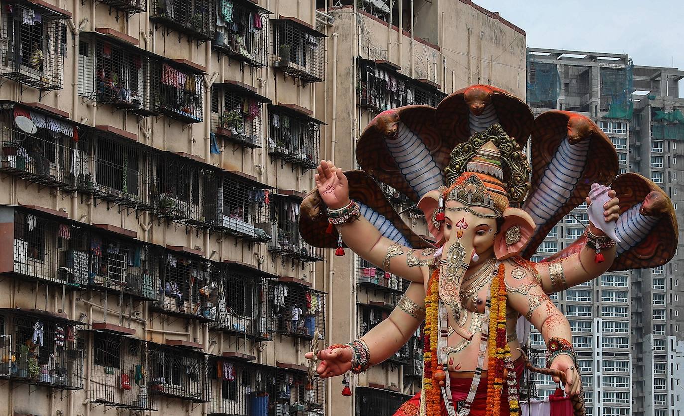 Indios devotos emergen en el mar Arábigo al dios con cabeza de elefante Ganesha durante la celebración del festival Ganesh Chaturthi, en Bombay (India). Esta celebración tiene lugar el cuarto día de la primera quincena del mes hindú Bhaadrapa, una jornada que coincide con el aniversario del nacimiento de Ganesha, hijo de Shiva y Parvati.