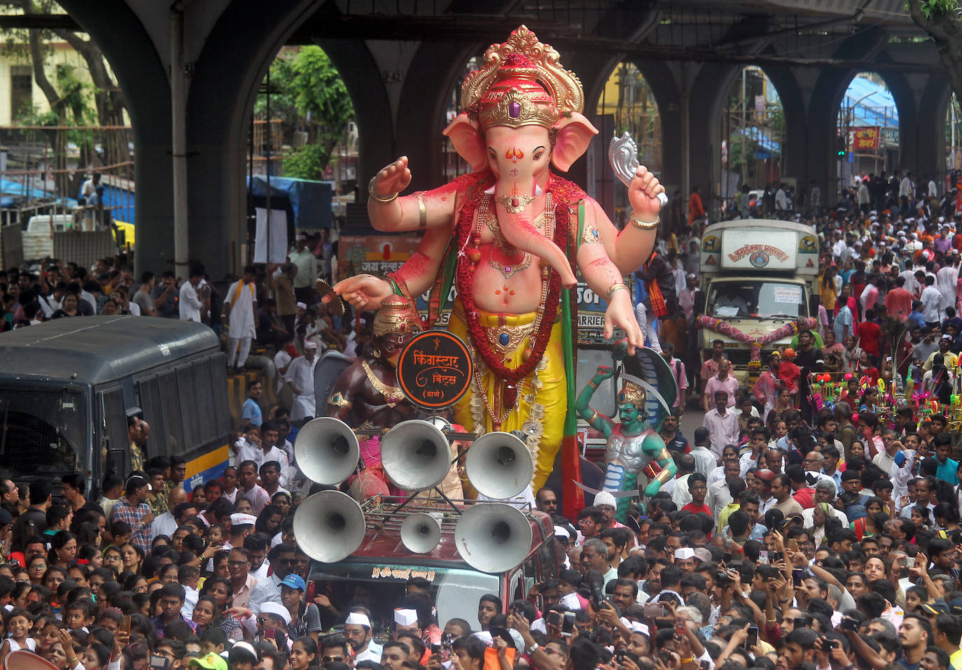 Indios devotos emergen en el mar Arábigo al dios con cabeza de elefante Ganesha durante la celebración del festival Ganesh Chaturthi, en Bombay (India). Esta celebración tiene lugar el cuarto día de la primera quincena del mes hindú Bhaadrapa, una jornada que coincide con el aniversario del nacimiento de Ganesha, hijo de Shiva y Parvati.