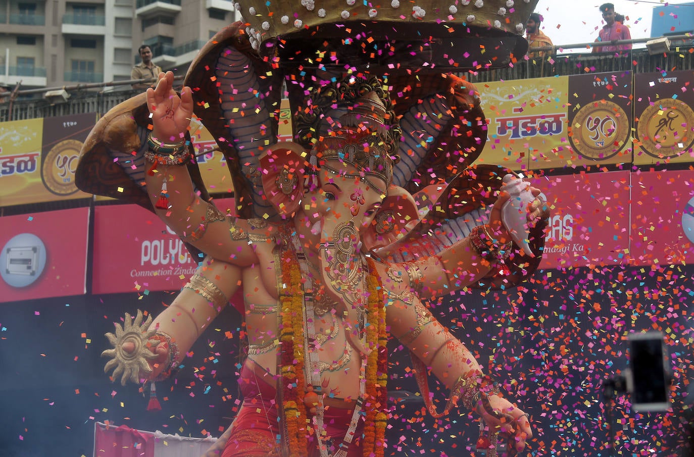 Indios devotos emergen en el mar Arábigo al dios con cabeza de elefante Ganesha durante la celebración del festival Ganesh Chaturthi, en Bombay (India). Esta celebración tiene lugar el cuarto día de la primera quincena del mes hindú Bhaadrapa, una jornada que coincide con el aniversario del nacimiento de Ganesha, hijo de Shiva y Parvati.