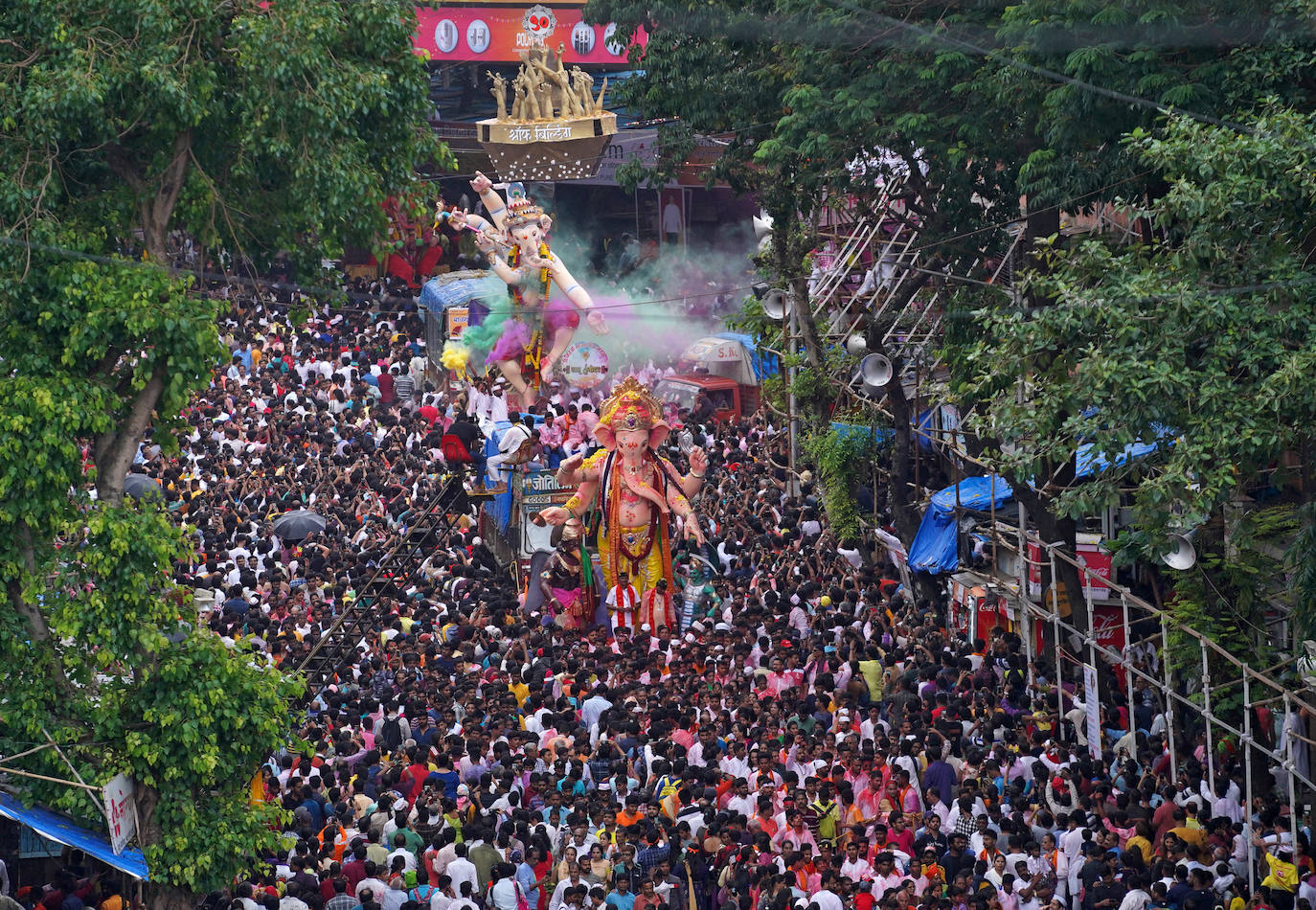 Indios devotos emergen en el mar Arábigo al dios con cabeza de elefante Ganesha durante la celebración del festival Ganesh Chaturthi, en Bombay (India). Esta celebración tiene lugar el cuarto día de la primera quincena del mes hindú Bhaadrapa, una jornada que coincide con el aniversario del nacimiento de Ganesha, hijo de Shiva y Parvati.