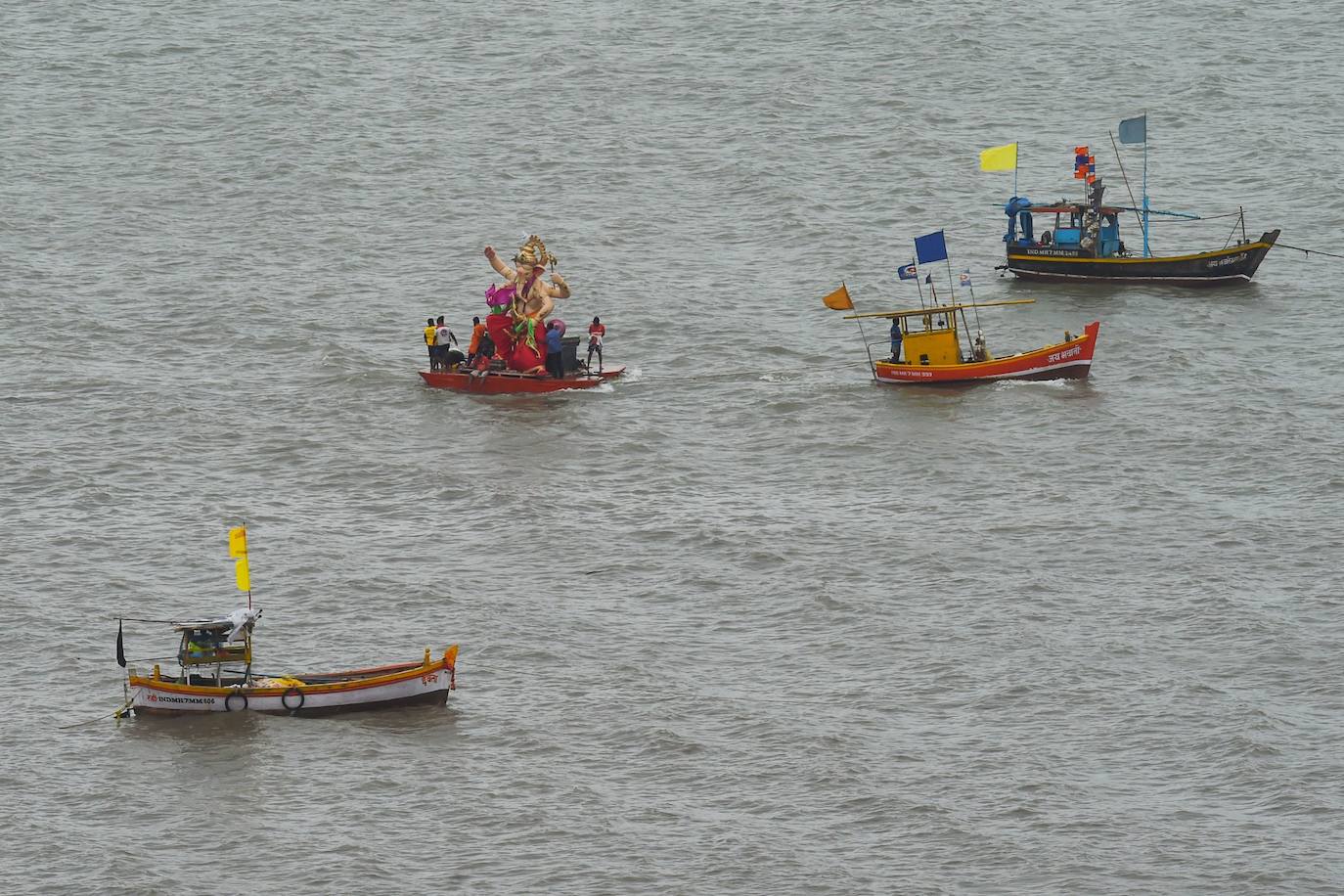 Indios devotos emergen en el mar Arábigo al dios con cabeza de elefante Ganesha durante la celebración del festival Ganesh Chaturthi, en Bombay (India). Esta celebración tiene lugar el cuarto día de la primera quincena del mes hindú Bhaadrapa, una jornada que coincide con el aniversario del nacimiento de Ganesha, hijo de Shiva y Parvati.