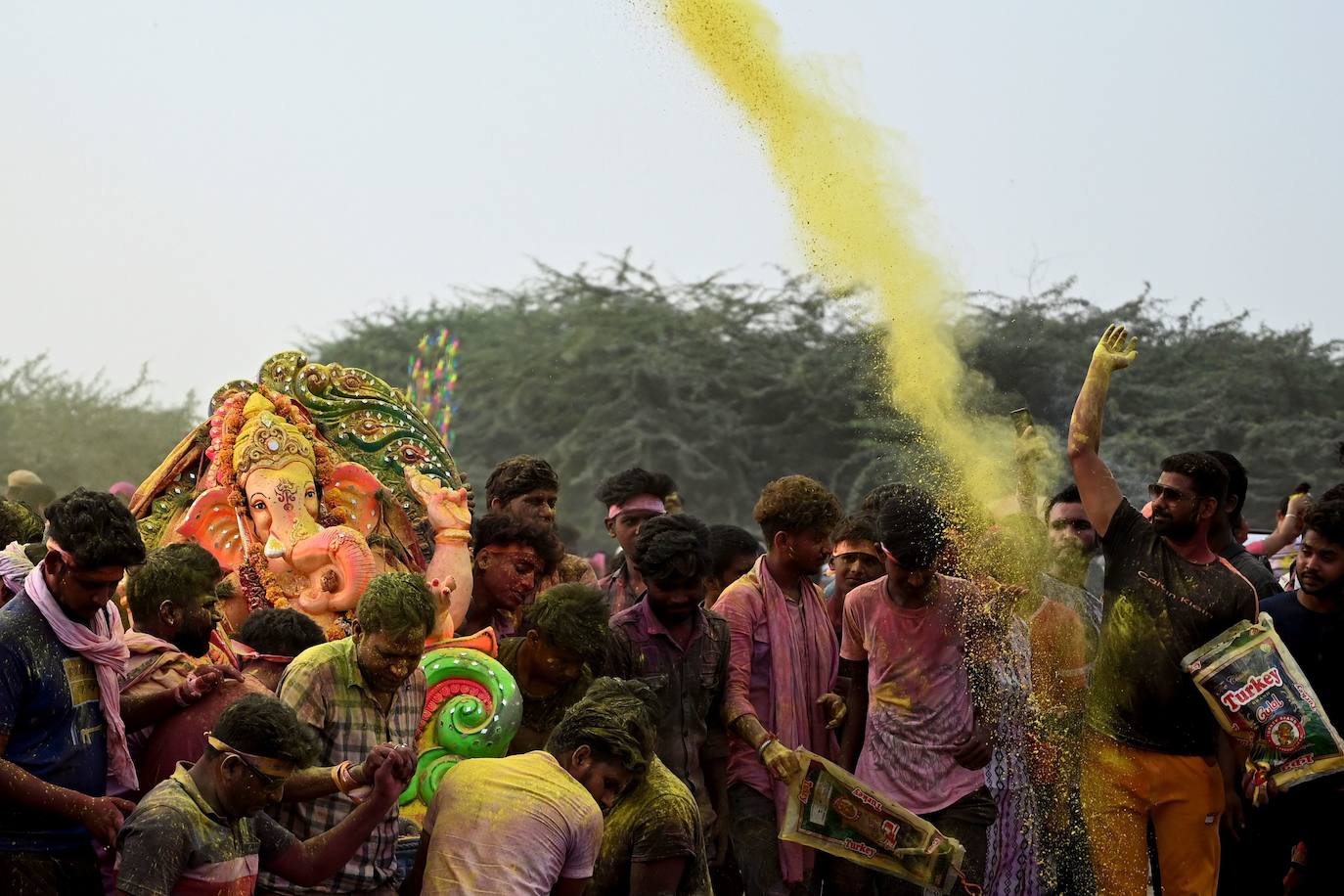 Indios devotos emergen en el mar Arábigo al dios con cabeza de elefante Ganesha durante la celebración del festival Ganesh Chaturthi, en Bombay (India). Esta celebración tiene lugar el cuarto día de la primera quincena del mes hindú Bhaadrapa, una jornada que coincide con el aniversario del nacimiento de Ganesha, hijo de Shiva y Parvati.