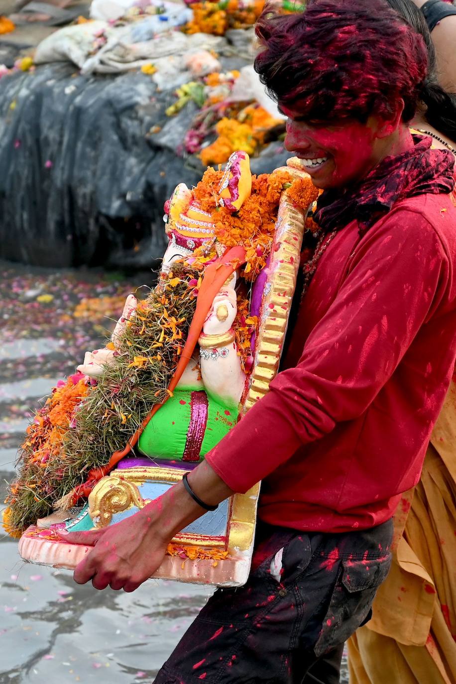 Indios devotos emergen en el mar Arábigo al dios con cabeza de elefante Ganesha durante la celebración del festival Ganesh Chaturthi, en Bombay (India). Esta celebración tiene lugar el cuarto día de la primera quincena del mes hindú Bhaadrapa, una jornada que coincide con el aniversario del nacimiento de Ganesha, hijo de Shiva y Parvati.