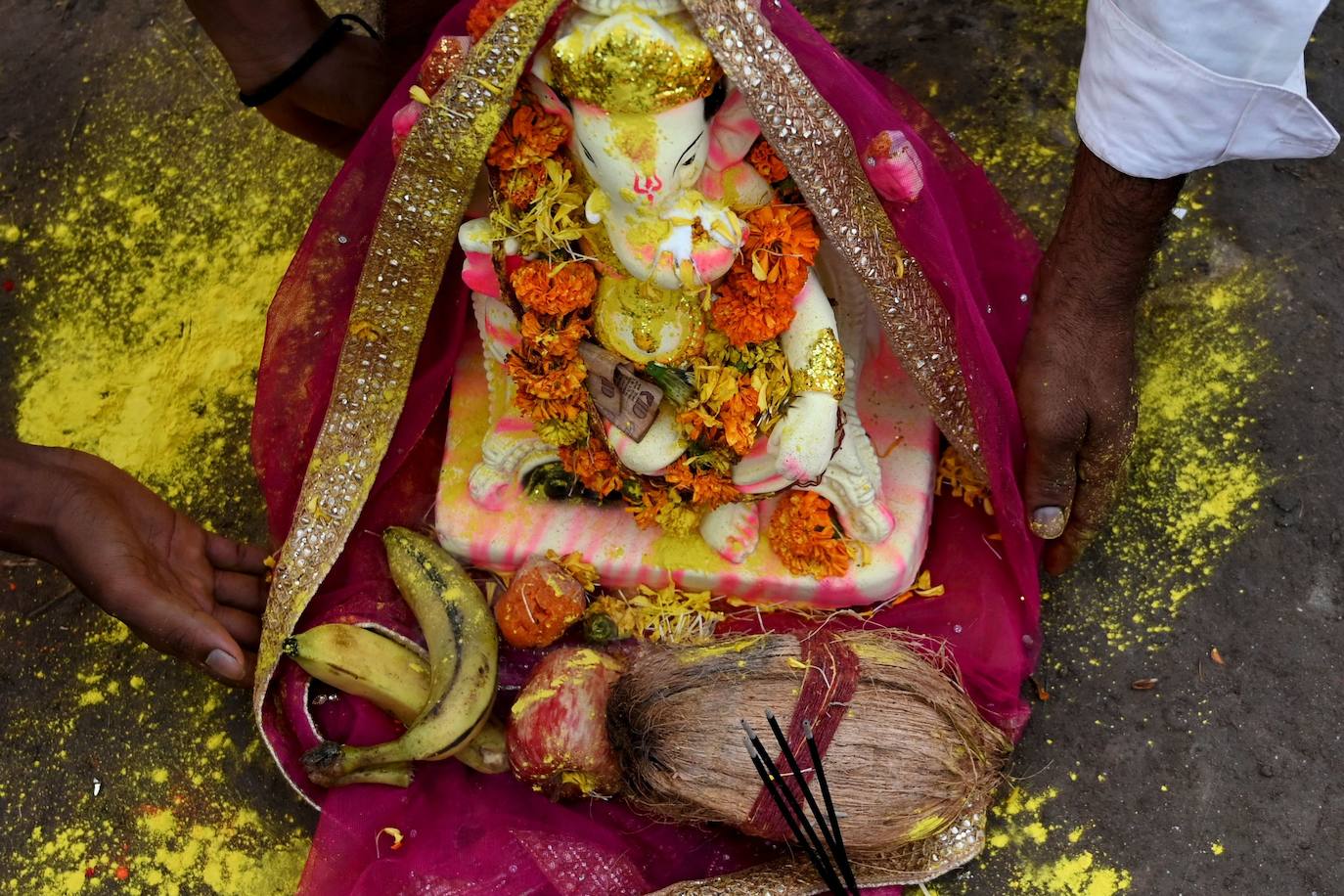 Indios devotos emergen en el mar Arábigo al dios con cabeza de elefante Ganesha durante la celebración del festival Ganesh Chaturthi, en Bombay (India). Esta celebración tiene lugar el cuarto día de la primera quincena del mes hindú Bhaadrapa, una jornada que coincide con el aniversario del nacimiento de Ganesha, hijo de Shiva y Parvati.