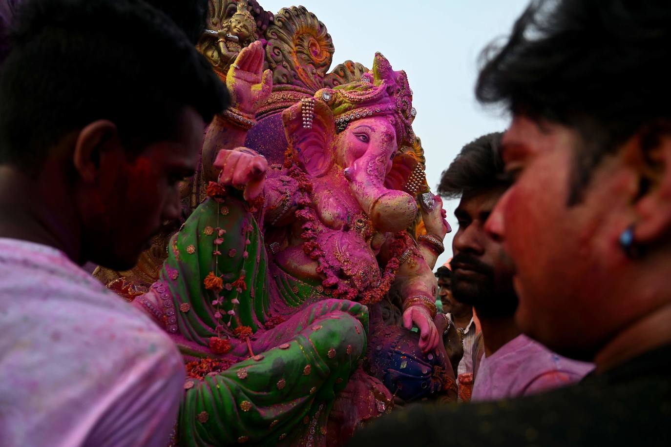 Indios devotos emergen en el mar Arábigo al dios con cabeza de elefante Ganesha durante la celebración del festival Ganesh Chaturthi, en Bombay (India). Esta celebración tiene lugar el cuarto día de la primera quincena del mes hindú Bhaadrapa, una jornada que coincide con el aniversario del nacimiento de Ganesha, hijo de Shiva y Parvati.