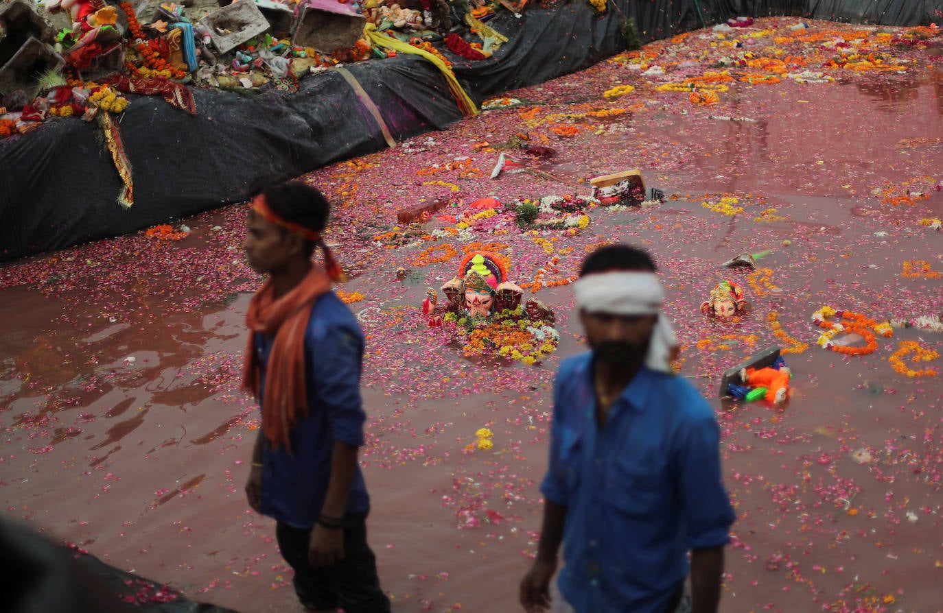 Indios devotos emergen en el mar Arábigo al dios con cabeza de elefante Ganesha durante la celebración del festival Ganesh Chaturthi, en Bombay (India). Esta celebración tiene lugar el cuarto día de la primera quincena del mes hindú Bhaadrapa, una jornada que coincide con el aniversario del nacimiento de Ganesha, hijo de Shiva y Parvati.