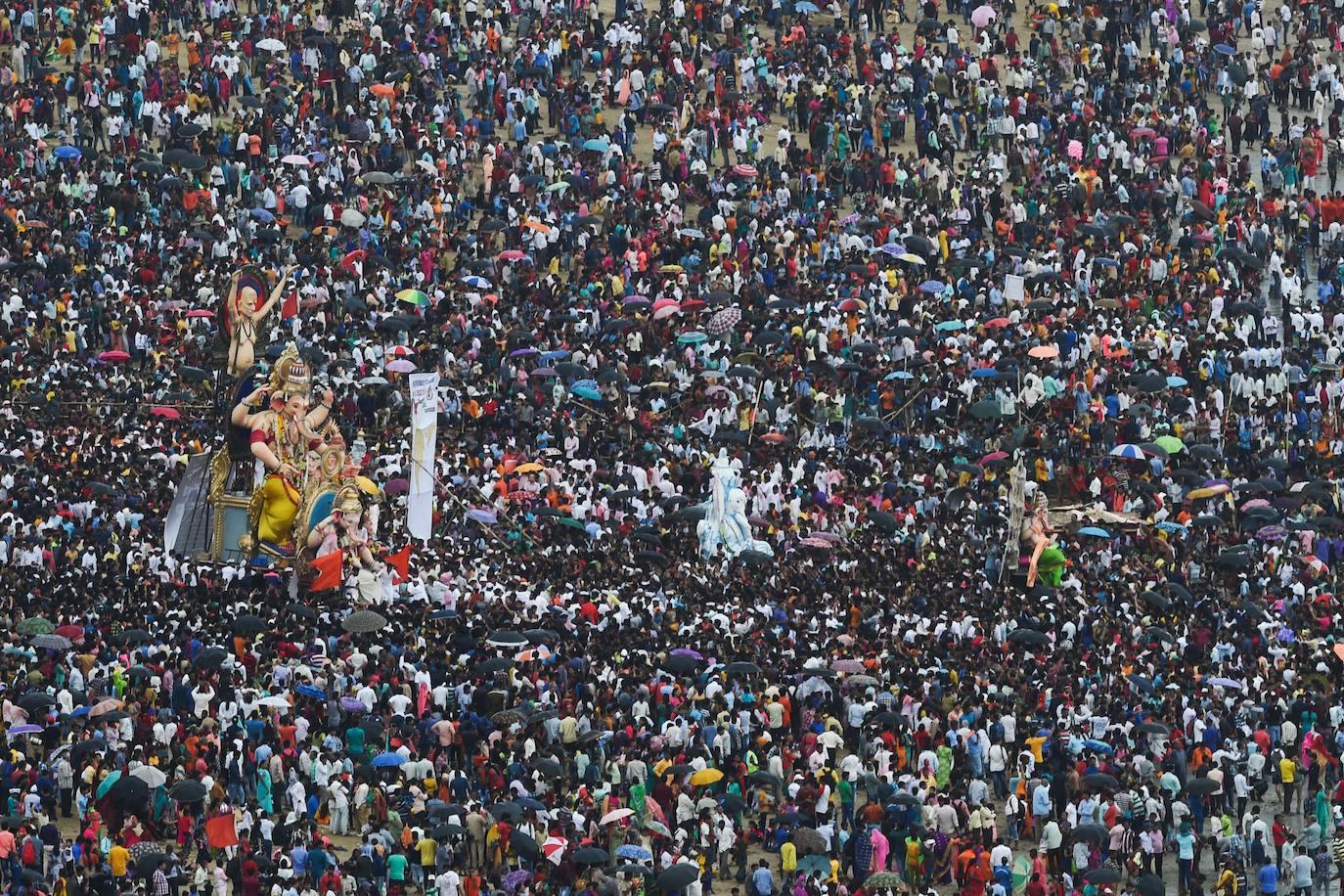 Indios devotos emergen en el mar Arábigo al dios con cabeza de elefante Ganesha durante la celebración del festival Ganesh Chaturthi, en Bombay (India). Esta celebración tiene lugar el cuarto día de la primera quincena del mes hindú Bhaadrapa, una jornada que coincide con el aniversario del nacimiento de Ganesha, hijo de Shiva y Parvati.