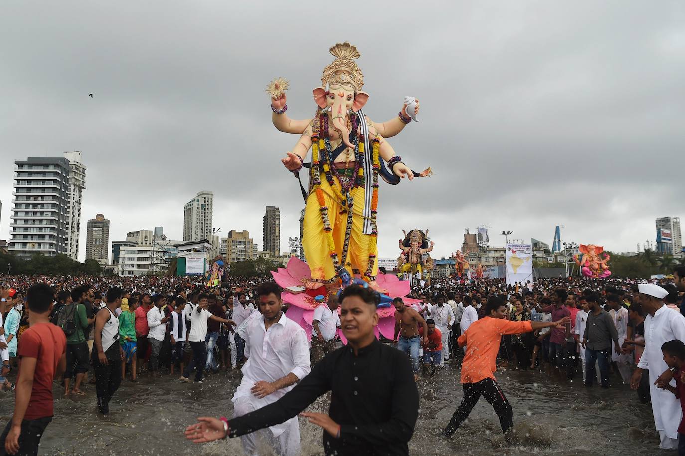 Indios devotos emergen en el mar Arábigo al dios con cabeza de elefante Ganesha durante la celebración del festival Ganesh Chaturthi, en Bombay (India). Esta celebración tiene lugar el cuarto día de la primera quincena del mes hindú Bhaadrapa, una jornada que coincide con el aniversario del nacimiento de Ganesha, hijo de Shiva y Parvati.