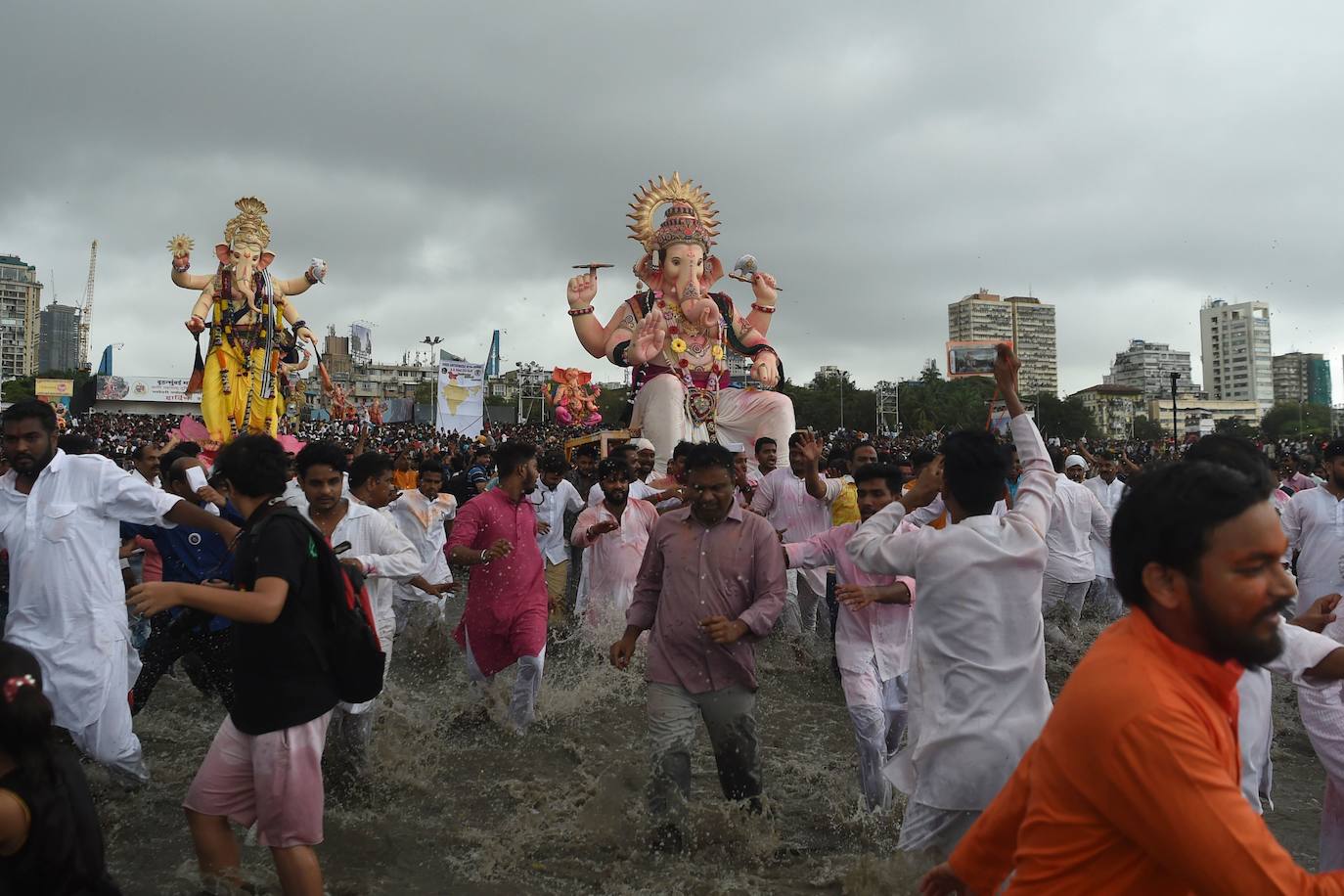 Indios devotos emergen en el mar Arábigo al dios con cabeza de elefante Ganesha durante la celebración del festival Ganesh Chaturthi, en Bombay (India). Esta celebración tiene lugar el cuarto día de la primera quincena del mes hindú Bhaadrapa, una jornada que coincide con el aniversario del nacimiento de Ganesha, hijo de Shiva y Parvati.