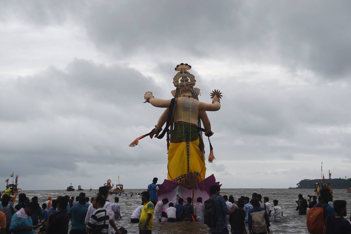 Indios devotos emergen en el mar Arábigo al dios con cabeza de elefante Ganesha durante la celebración del festival Ganesh Chaturthi, en Bombay (India). Esta celebración tiene lugar el cuarto día de la primera quincena del mes hindú Bhaadrapa, una jornada que coincide con el aniversario del nacimiento de Ganesha, hijo de Shiva y Parvati.