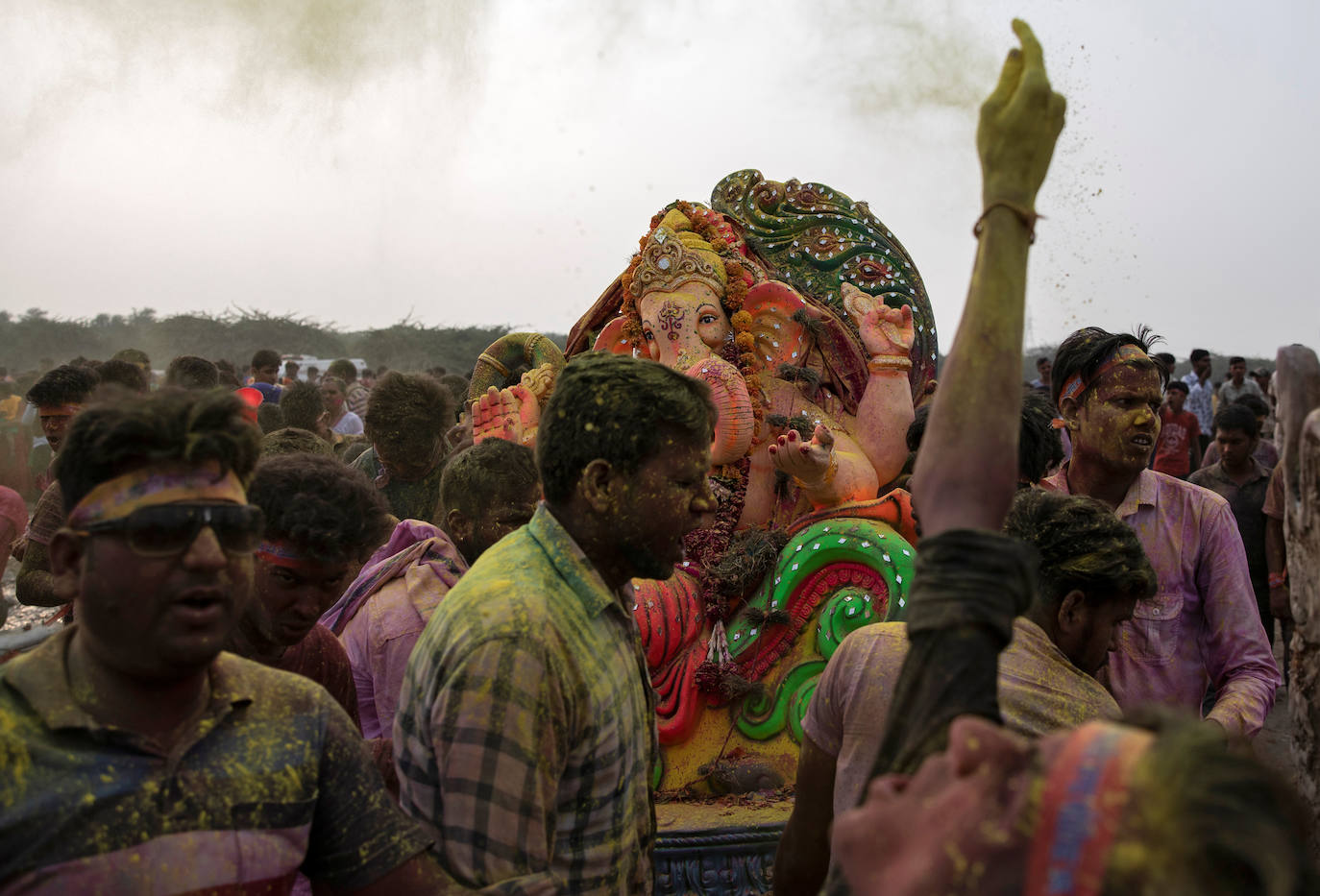 Indios devotos emergen en el mar Arábigo al dios con cabeza de elefante Ganesha durante la celebración del festival Ganesh Chaturthi, en Bombay (India). Esta celebración tiene lugar el cuarto día de la primera quincena del mes hindú Bhaadrapa, una jornada que coincide con el aniversario del nacimiento de Ganesha, hijo de Shiva y Parvati.