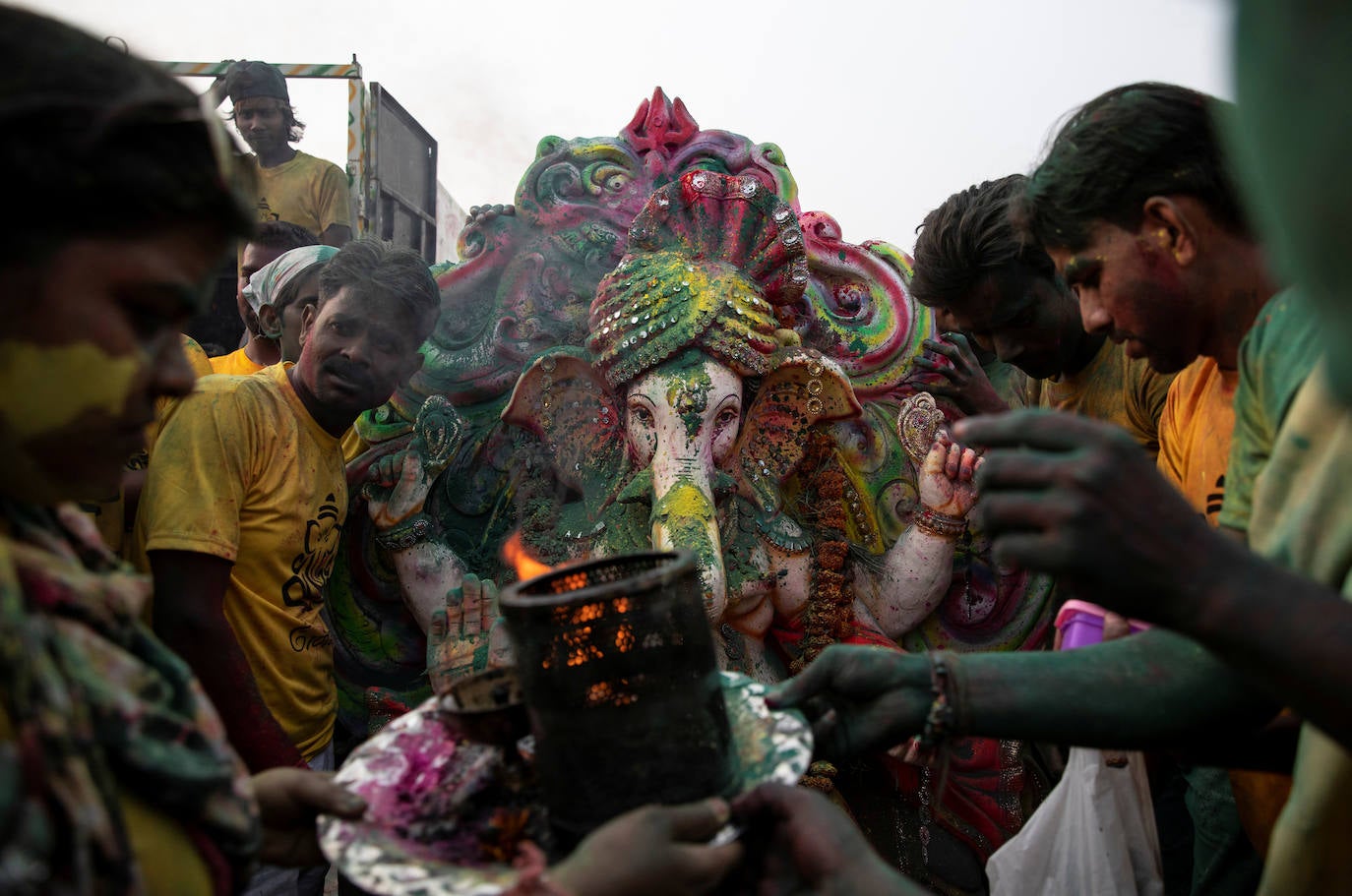 Indios devotos emergen en el mar Arábigo al dios con cabeza de elefante Ganesha durante la celebración del festival Ganesh Chaturthi, en Bombay (India). Esta celebración tiene lugar el cuarto día de la primera quincena del mes hindú Bhaadrapa, una jornada que coincide con el aniversario del nacimiento de Ganesha, hijo de Shiva y Parvati.