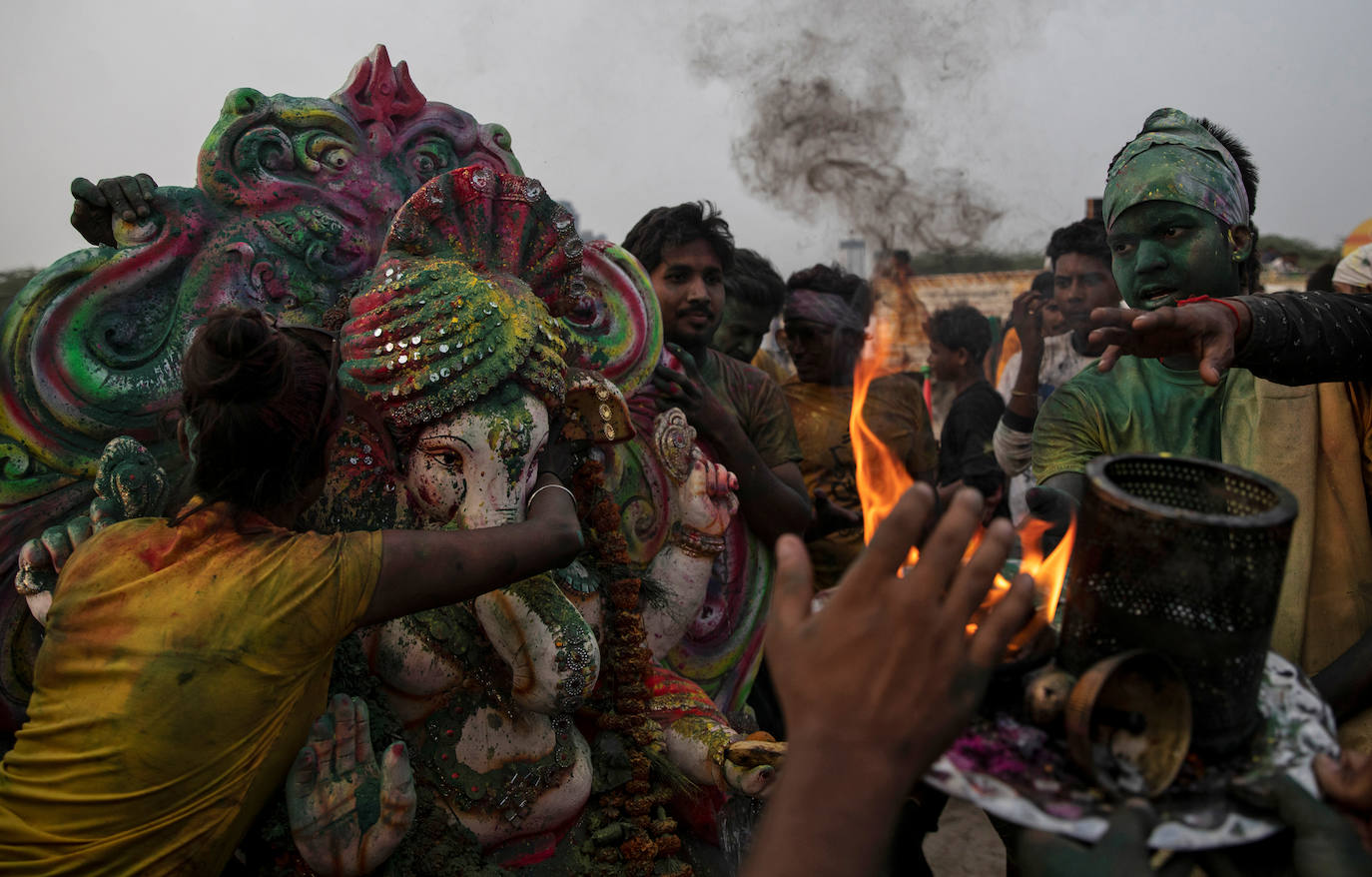 Indios devotos emergen en el mar Arábigo al dios con cabeza de elefante Ganesha durante la celebración del festival Ganesh Chaturthi, en Bombay (India). Esta celebración tiene lugar el cuarto día de la primera quincena del mes hindú Bhaadrapa, una jornada que coincide con el aniversario del nacimiento de Ganesha, hijo de Shiva y Parvati.