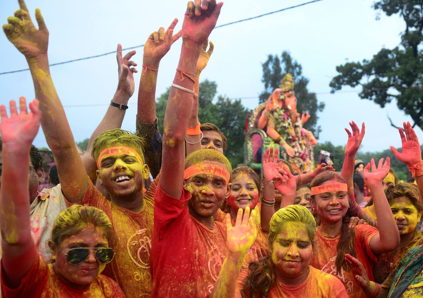 Indios devotos emergen en el mar Arábigo al dios con cabeza de elefante Ganesha durante la celebración del festival Ganesh Chaturthi, en Bombay (India). Esta celebración tiene lugar el cuarto día de la primera quincena del mes hindú Bhaadrapa, una jornada que coincide con el aniversario del nacimiento de Ganesha, hijo de Shiva y Parvati.