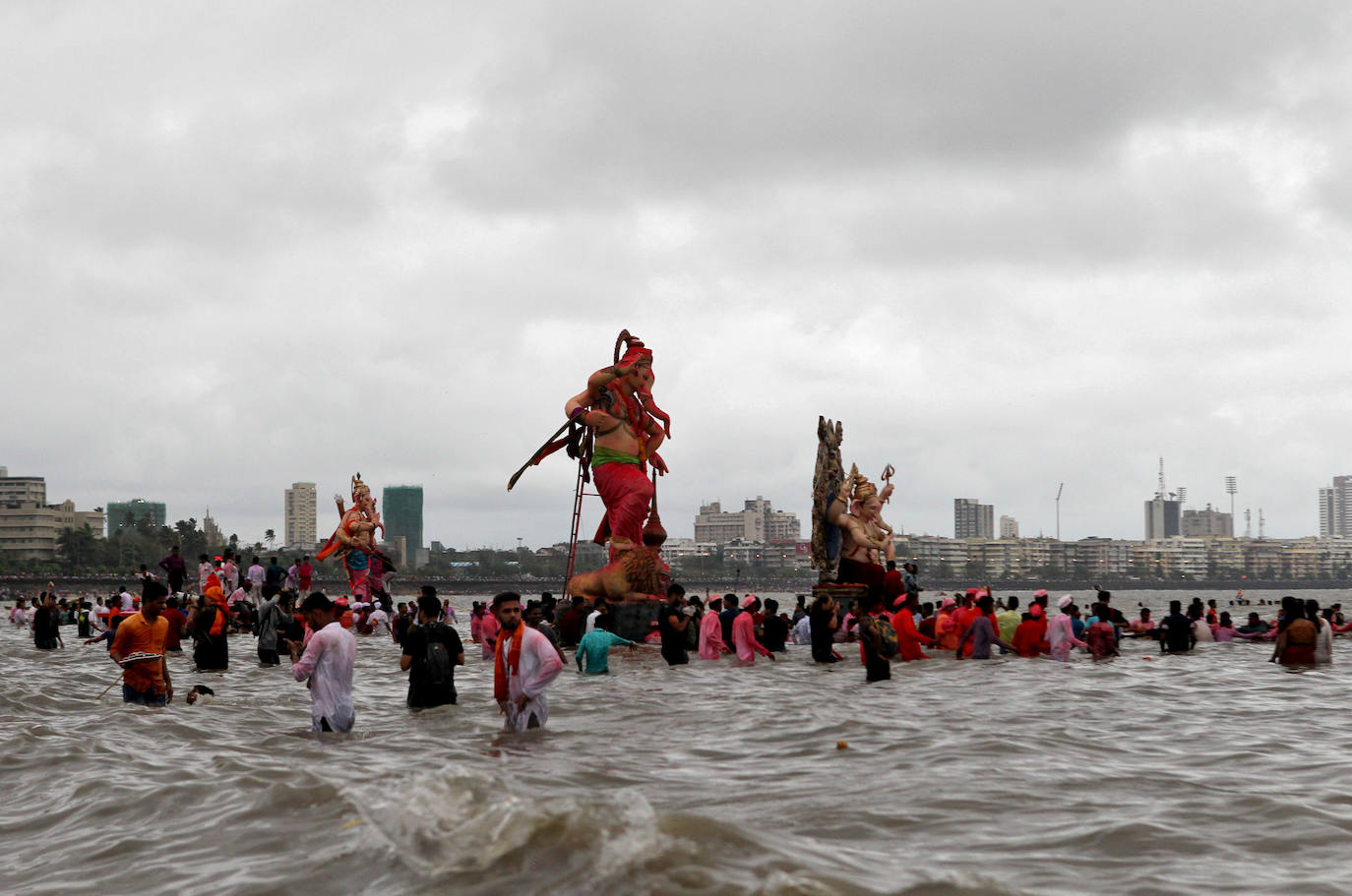 Indios devotos emergen en el mar Arábigo al dios con cabeza de elefante Ganesha durante la celebración del festival Ganesh Chaturthi, en Bombay (India). Esta celebración tiene lugar el cuarto día de la primera quincena del mes hindú Bhaadrapa, una jornada que coincide con el aniversario del nacimiento de Ganesha, hijo de Shiva y Parvati.