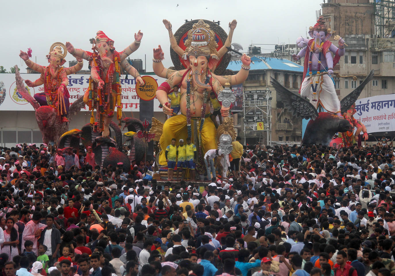 Indios devotos emergen en el mar Arábigo al dios con cabeza de elefante Ganesha durante la celebración del festival Ganesh Chaturthi, en Bombay (India). Esta celebración tiene lugar el cuarto día de la primera quincena del mes hindú Bhaadrapa, una jornada que coincide con el aniversario del nacimiento de Ganesha, hijo de Shiva y Parvati.