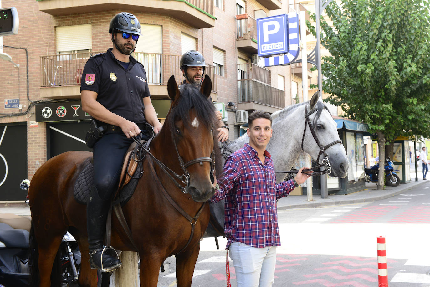 Seis ejemplares de la Unidad Especial de Caballería de la Policía Nacional causan impresión en la puerta de la Plaza de Toros en la primera corrida de la feria.