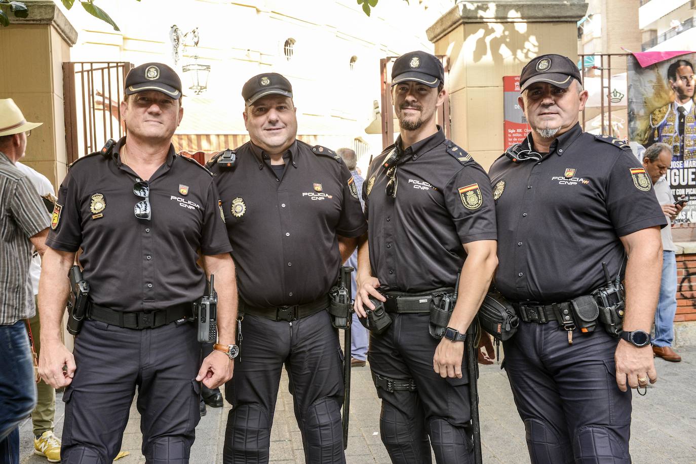 Seis ejemplares de la Unidad Especial de Caballería de la Policía Nacional causan impresión en la puerta de la Plaza de Toros en la primera corrida de la feria.