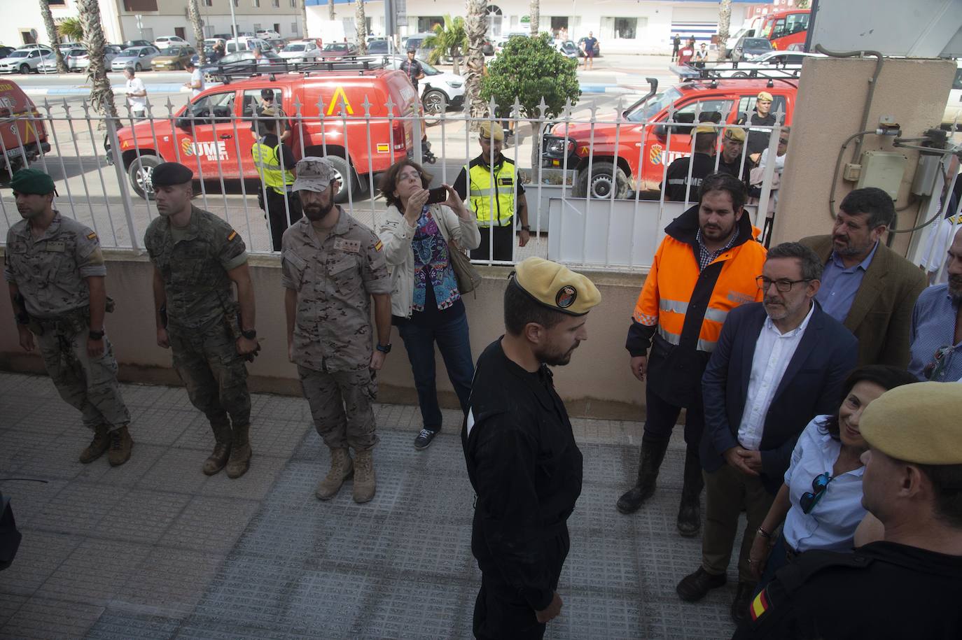 Margarita Robles estuvo con los militares de la UME, a los que les dijo que «hay mucho por hacer todavía»