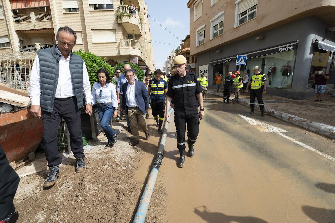 Margarita Robles estuvo con los militares de la UME, a los que les dijo que «hay mucho por hacer todavía»