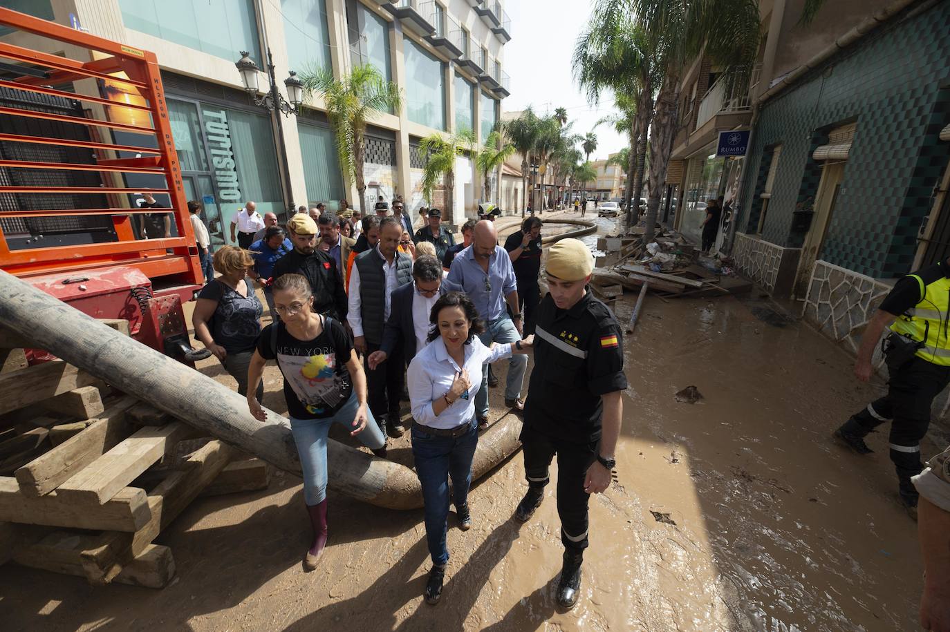 Margarita Robles estuvo con los militares de la UME, a los que les dijo que «hay mucho por hacer todavía»