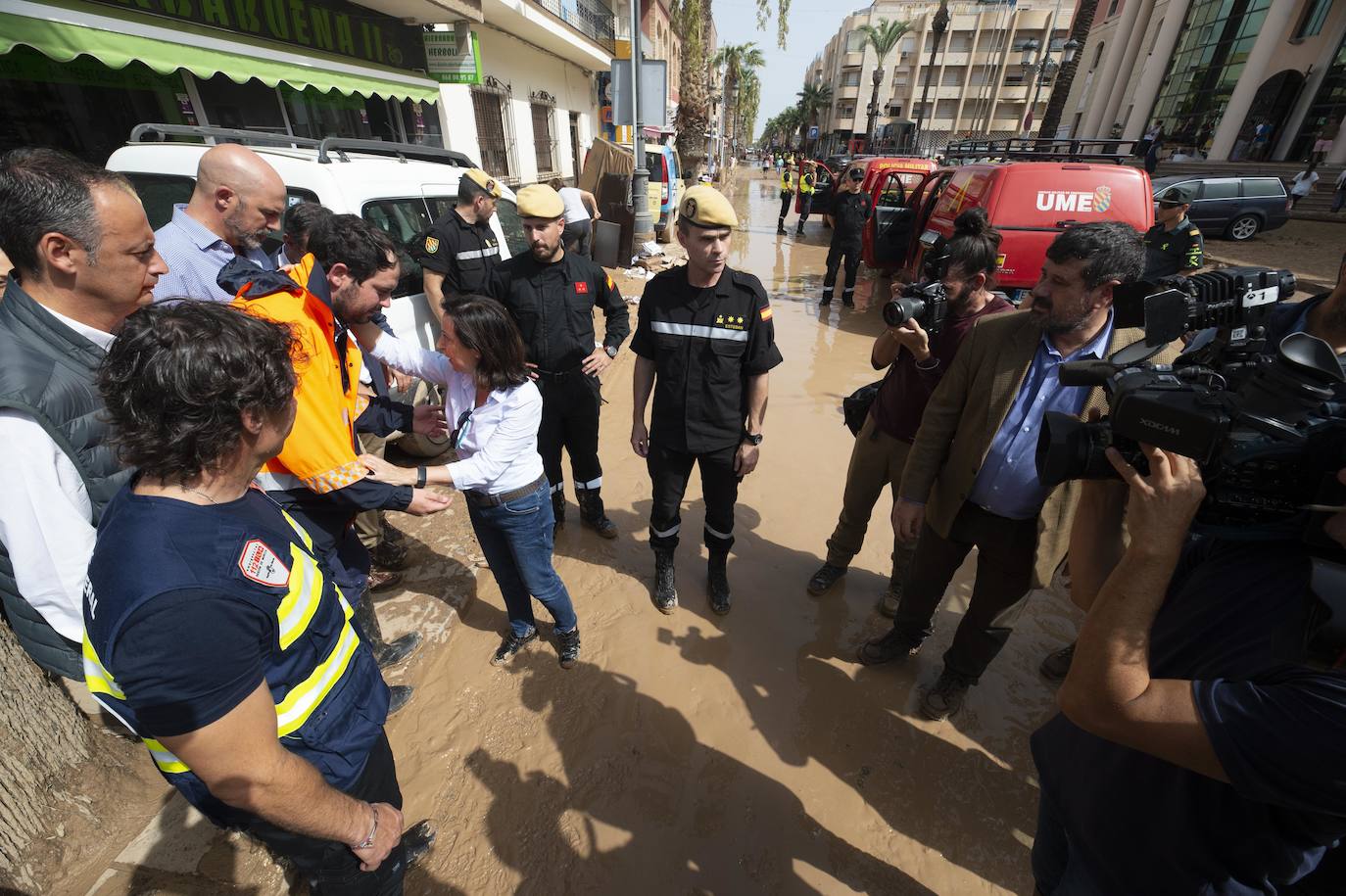 Margarita Robles estuvo con los militares de la UME, a los que les dijo que «hay mucho por hacer todavía»