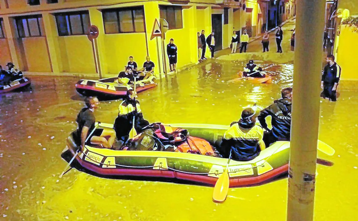 Efectivos de la Policía Local y de Emergencias de Blanca utilizaron zódiacs y canoas para desplazarse y hacer rescates por las calles inundadas del casco urbano. 