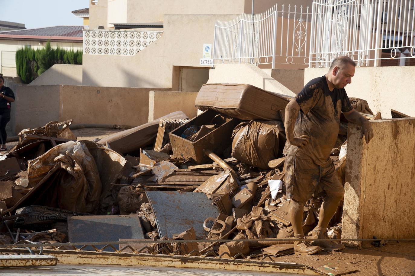 La Unidad Militar de Emergencias (UME) llega a la localidad costera para ayudar a los vecinos en la limpieza de sus hogares