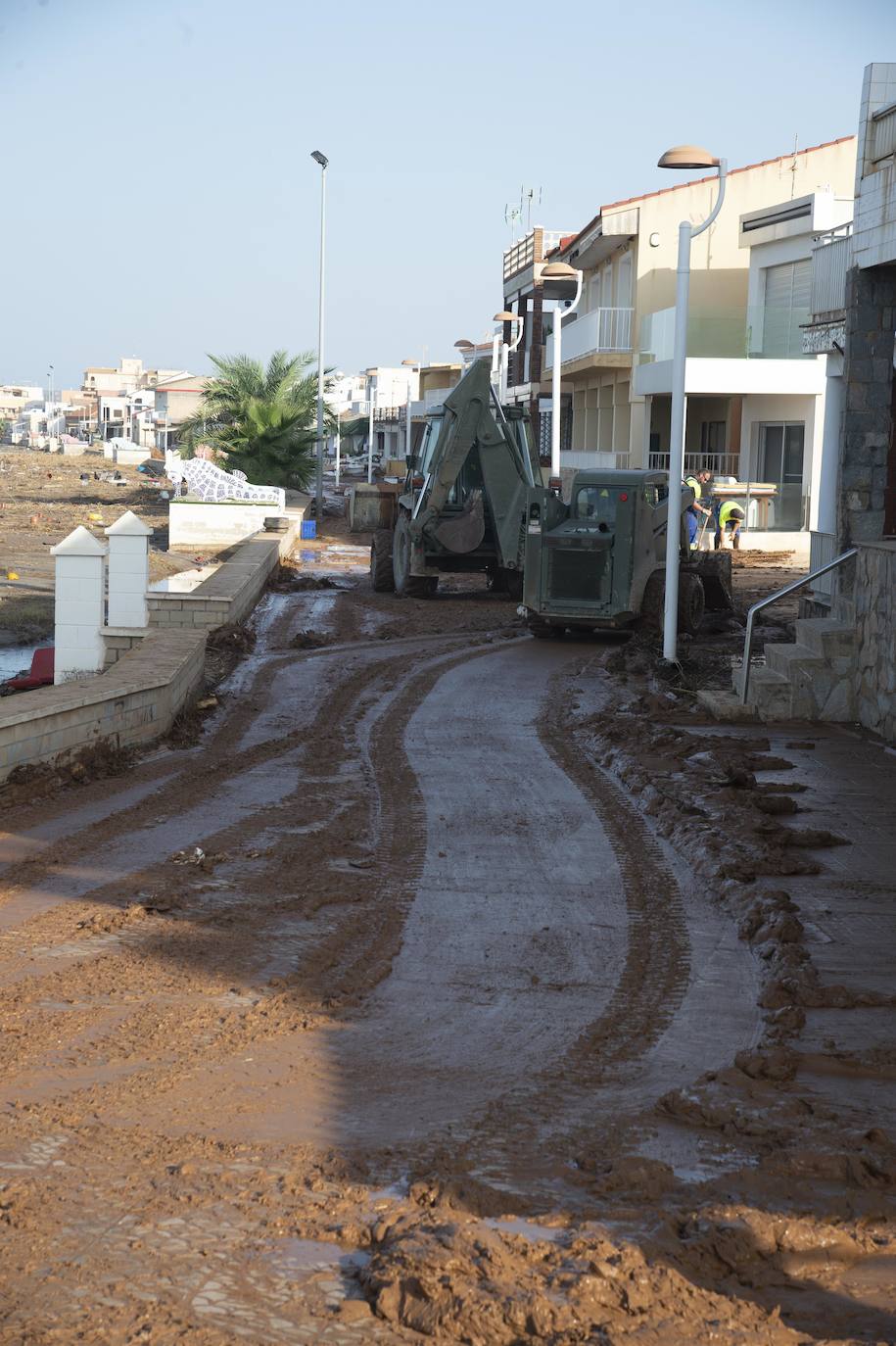 La Unidad Militar de Emergencias (UME) llega a la localidad costera para ayudar a los vecinos en la limpieza de sus hogares