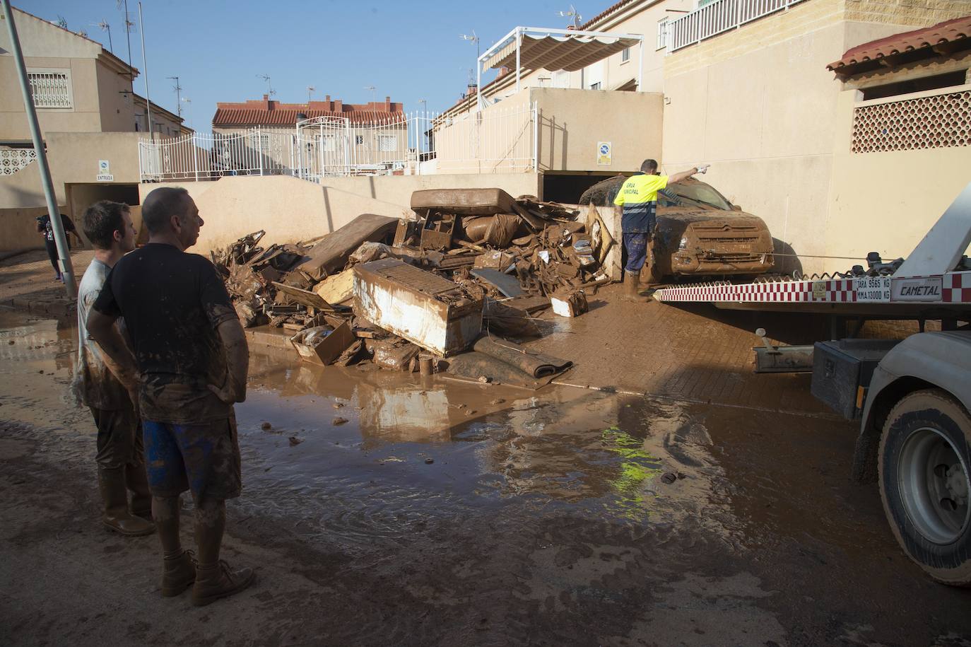 La Unidad Militar de Emergencias (UME) llega a la localidad costera para ayudar a los vecinos en la limpieza de sus hogares