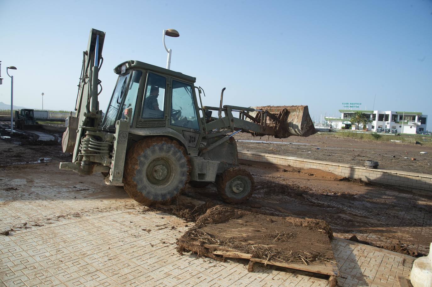 La Unidad Militar de Emergencias (UME) llega a la localidad costera para ayudar a los vecinos en la limpieza de sus hogares