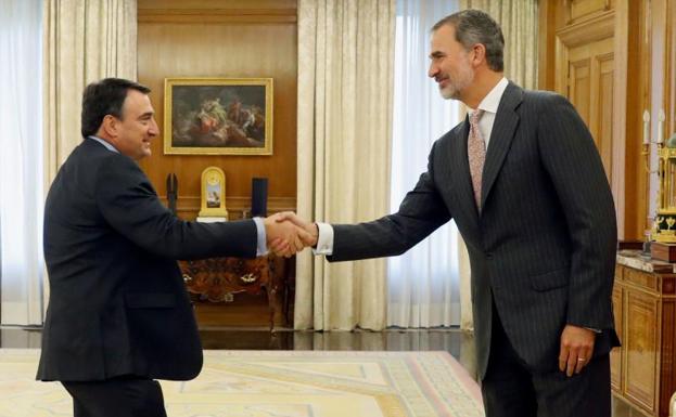 El rey Felipe VI recibe en audiencia al portavoz del Partido Nacionalista Vasco (PNV) en el Congreso, Aitor Esteban.