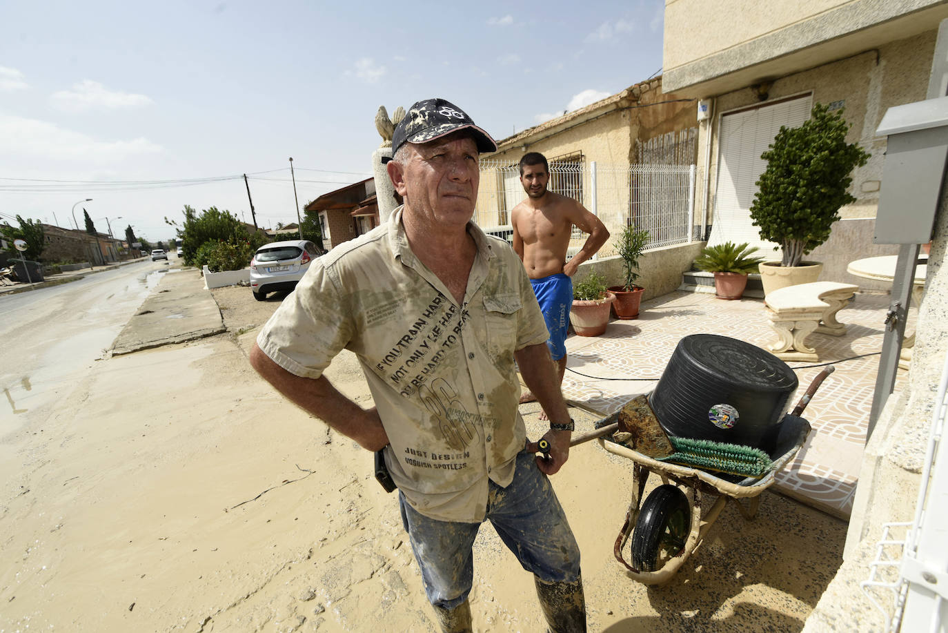 Vecinos de la pedanía murciana vuelven a sus casas anegadas por el lodo e inician las labores de limpieza tras la riada