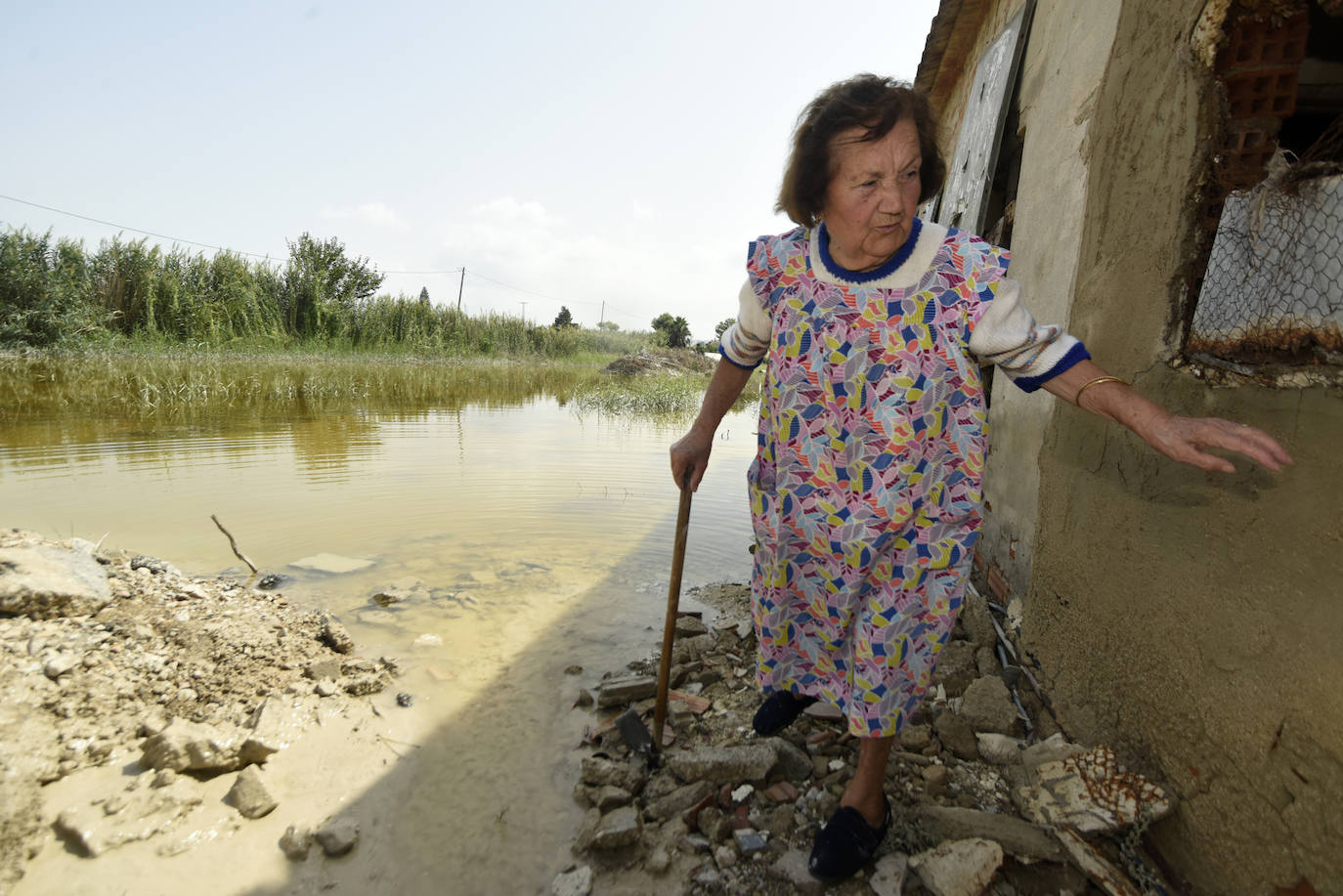 Vecinos de la pedanía murciana vuelven a sus casas anegadas por el lodo e inician las labores de limpieza tras la riada