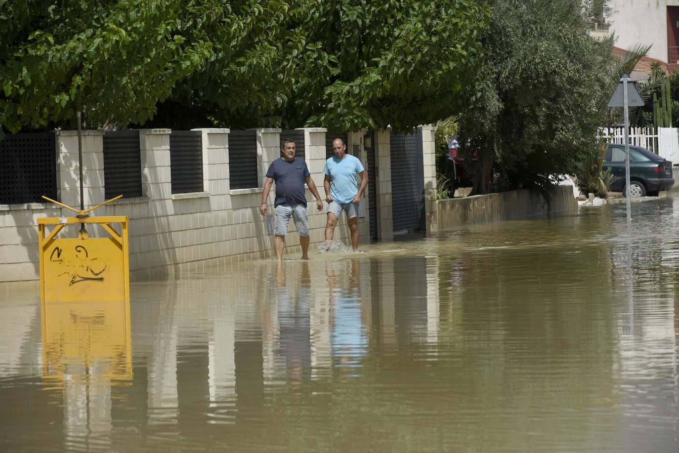 Vecinos de la pedanía murciana vuelven a sus casas anegadas por el lodo e inician las labores de limpieza tras la riada