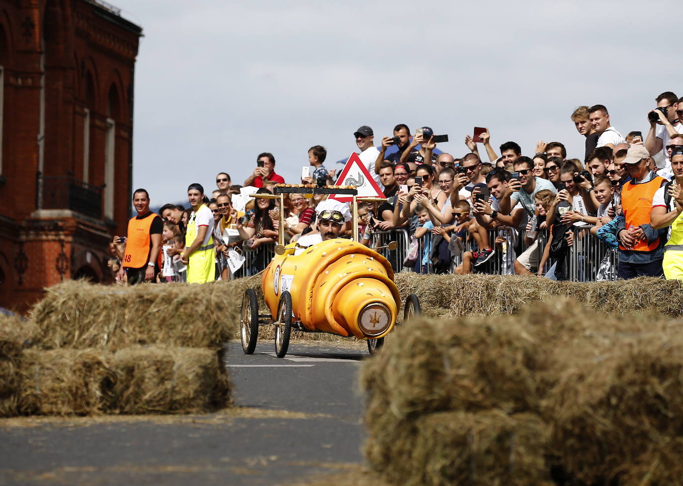 Varios competidores cogen velocidad en sus vehículos caseros durante el segundo Rally Red Bull Soapbox en el centro de Zagreb, Croacia. Más de 60 equipos compitieron en el evento. 