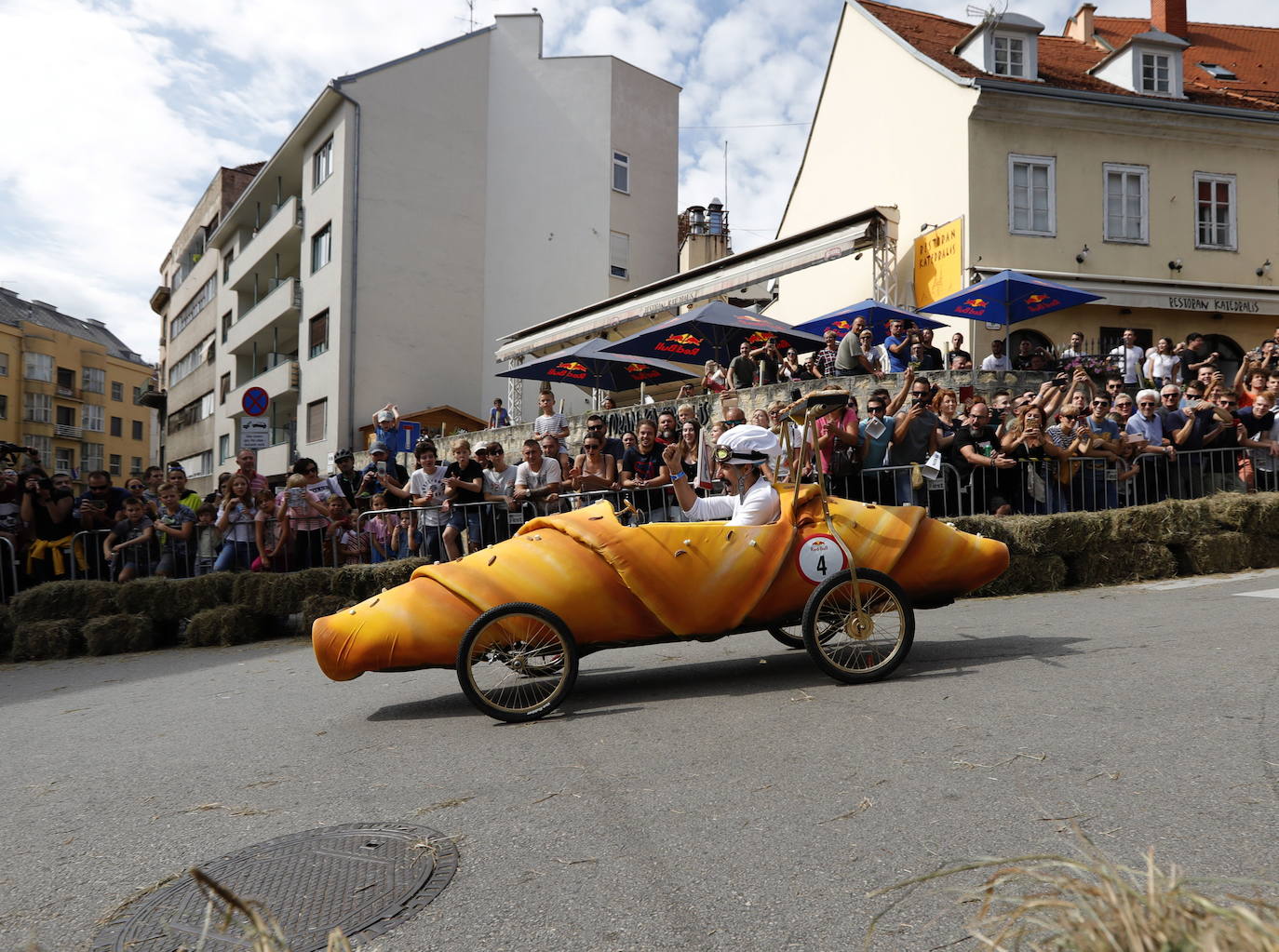 Varios competidores cogen velocidad en sus vehículos caseros durante el segundo Rally Red Bull Soapbox en el centro de Zagreb, Croacia. Más de 60 equipos compitieron en el evento. 