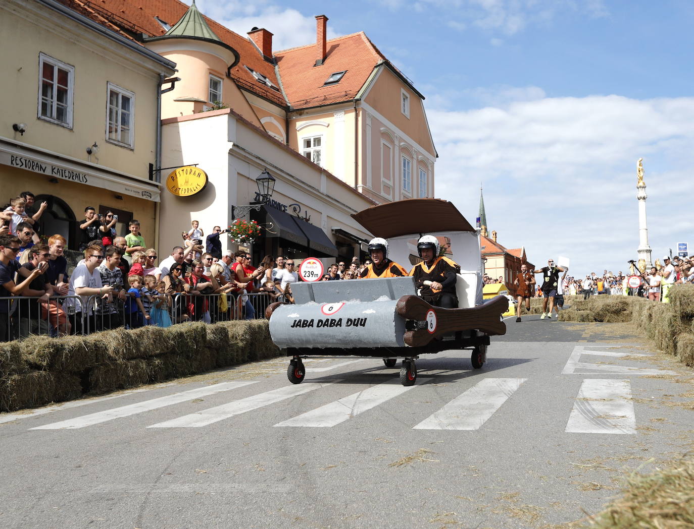 Varios competidores cogen velocidad en sus vehículos caseros durante el segundo Rally Red Bull Soapbox en el centro de Zagreb, Croacia. Más de 60 equipos compitieron en el evento. 