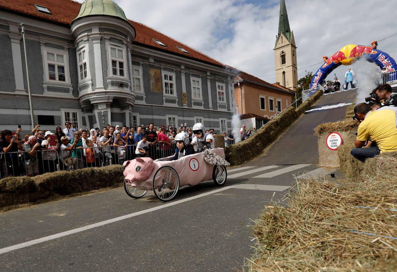 Varios competidores cogen velocidad en sus vehículos caseros durante el segundo Rally Red Bull Soapbox en el centro de Zagreb, Croacia. Más de 60 equipos compitieron en el evento. 