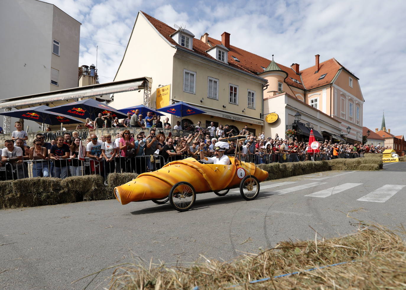 Varios competidores cogen velocidad en sus vehículos caseros durante el segundo Rally Red Bull Soapbox en el centro de Zagreb, Croacia. Más de 60 equipos compitieron en el evento. 