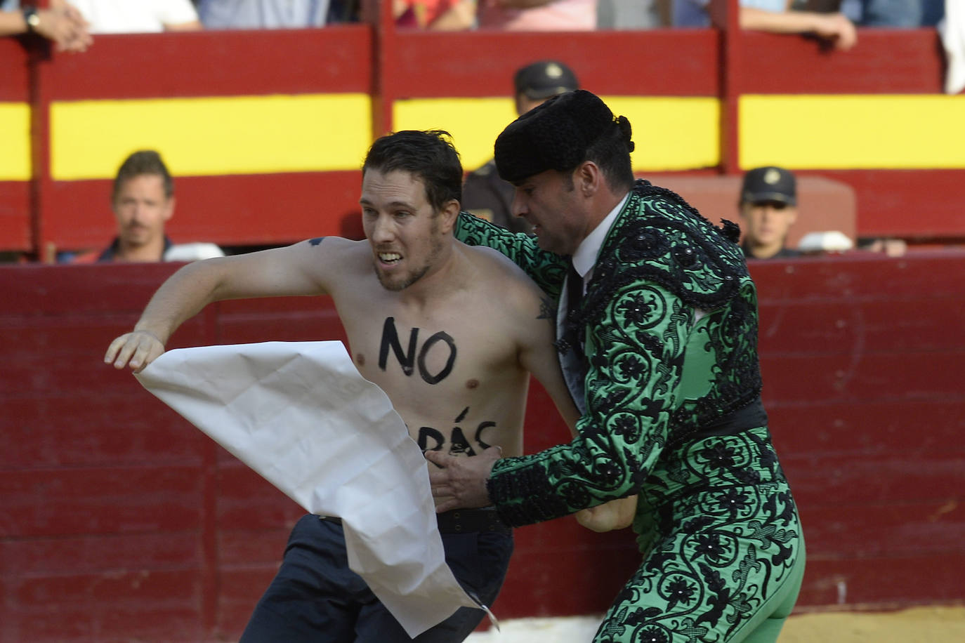 El de la Puebla y el de Lorca salen a hombros en una tarde de vacío para El Juli; la corrida de Daniel Ruiz estuvo en tipo aunque no embistió como la del año pasado